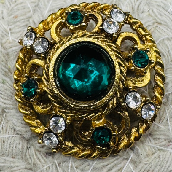 Green And Clear Rhinestone Gold Brooch - Picture 2 of 3